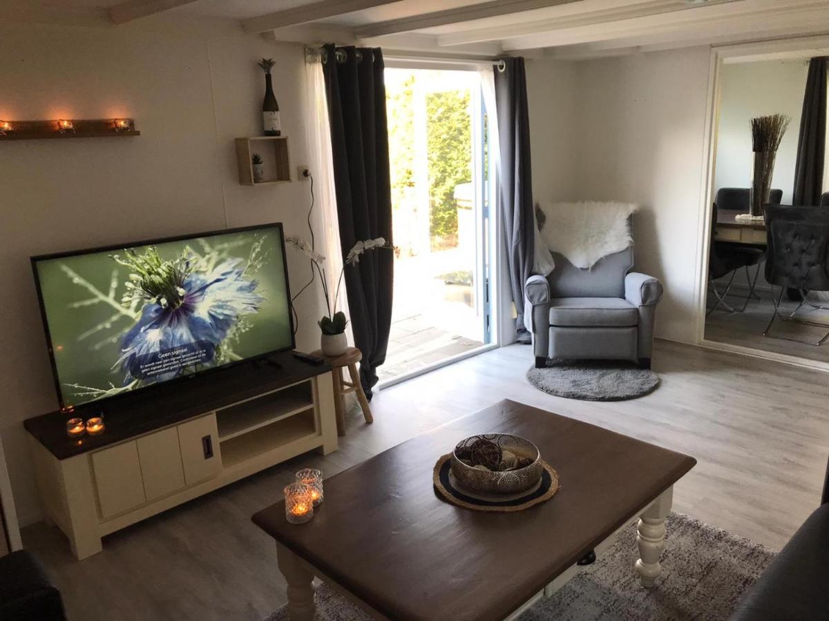 Omheind Chalet Met Prive Hottub. Op De Veluwe Vila Voorthuizen Exterior foto